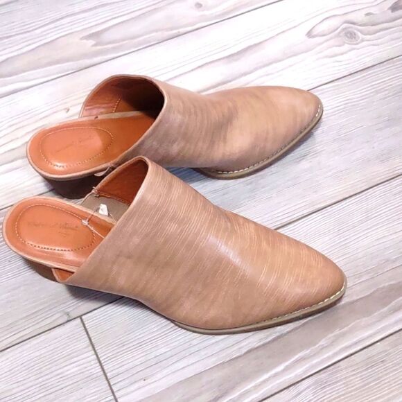 (10-0041) 🔥3/$20🔥  Universal Thread Tan Tara Slip on Sandals Sz 6 - Picture 9 of 10